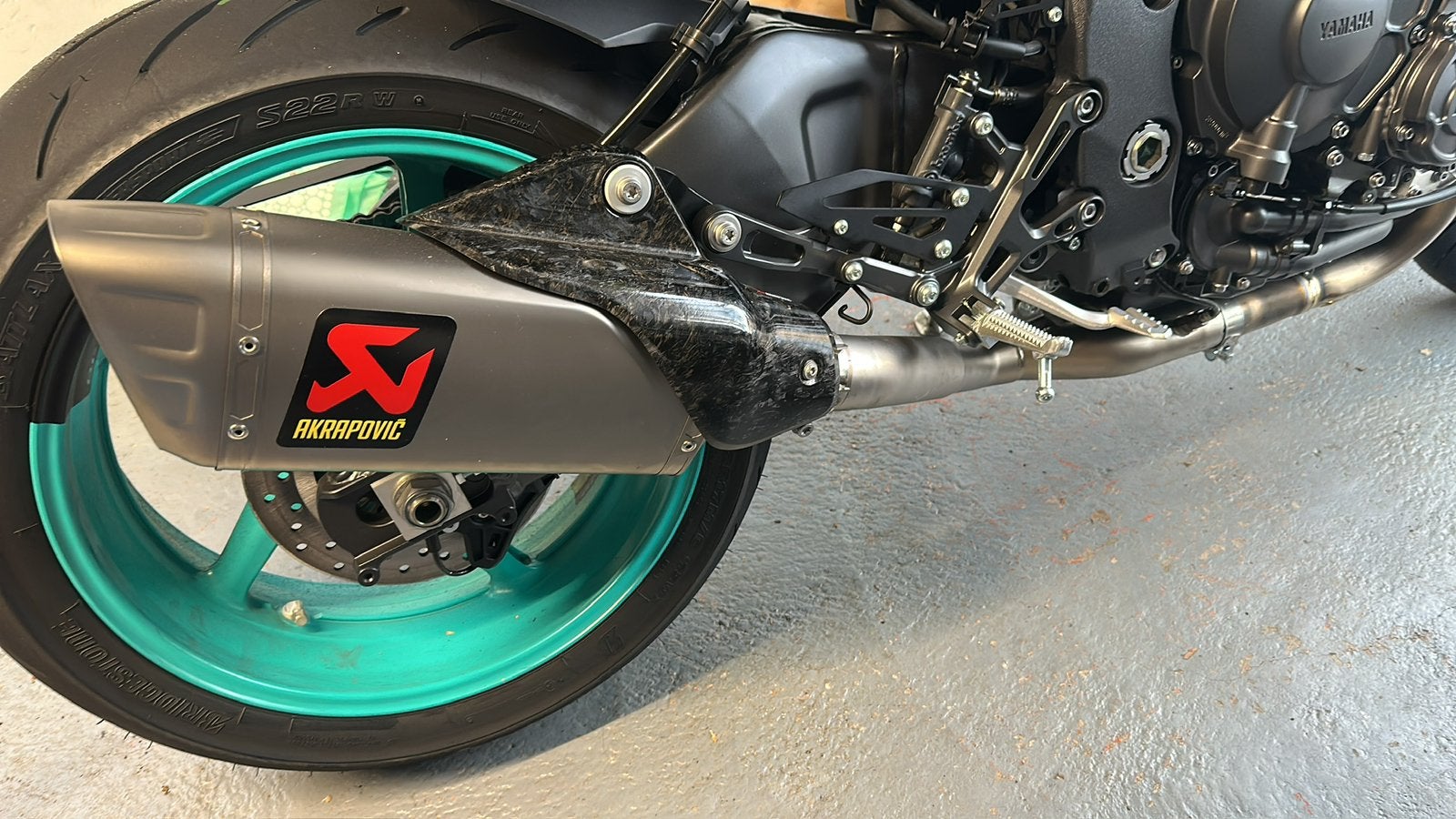 Akrapovic demper en linkpijp voor mt10, Ophalen, Gebruikt