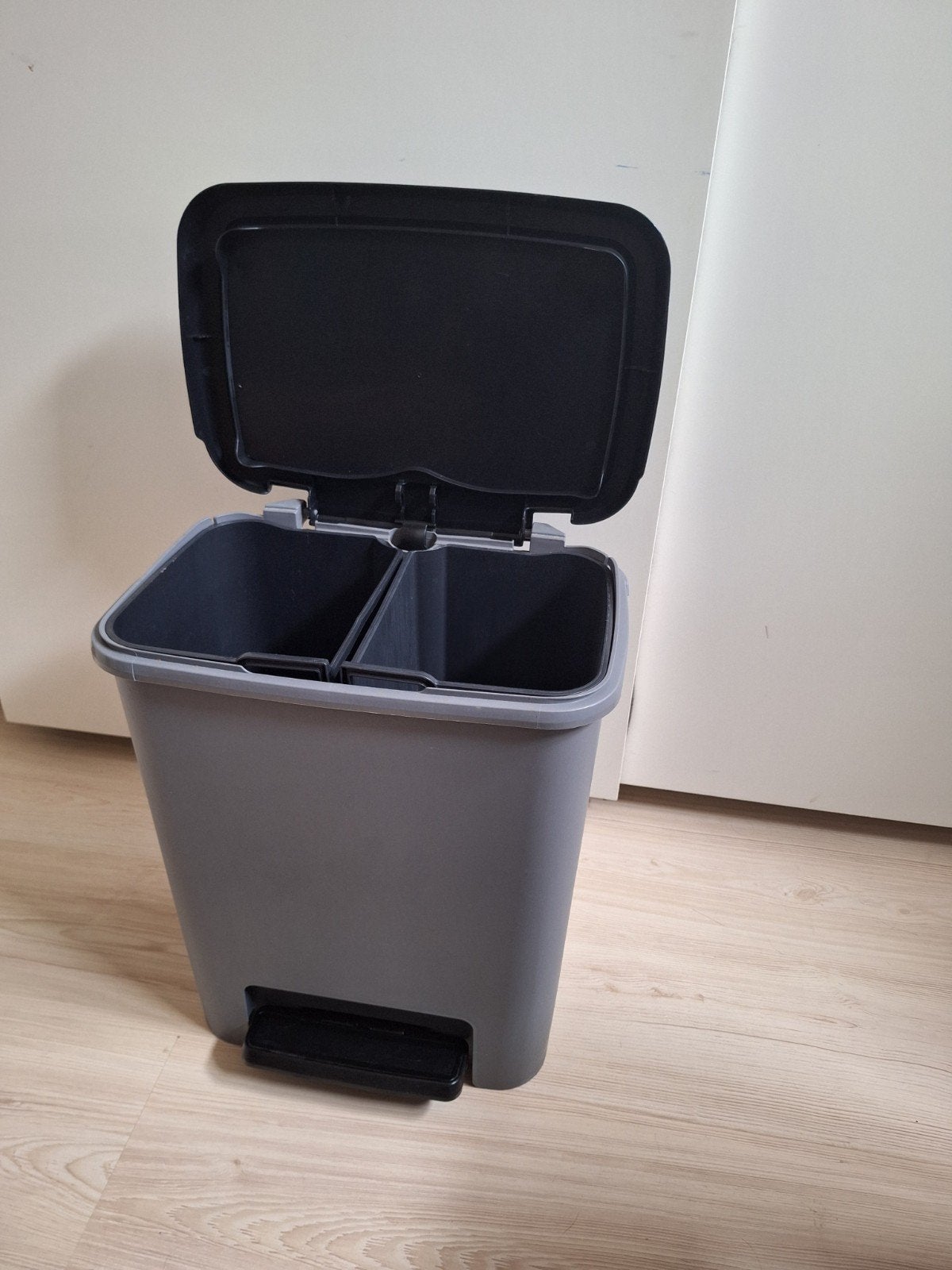 Prullenbak met 2 vakken en pedaal - Grijs/Zwart, Ophalen, Kunststof, Gebruikt, Met pedaal