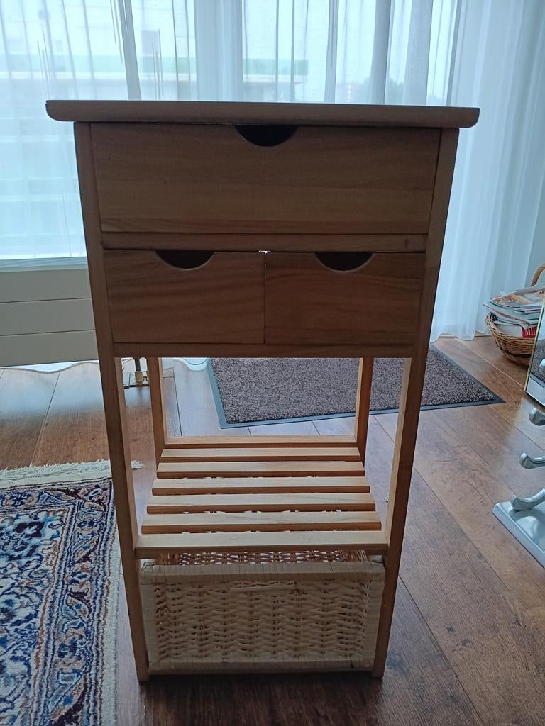 Houten bijzettafel met lades en mand, Huis en Inrichting, Tafels | Bijzettafels, Ophalen, Minder dan 55 cm, Gebruikt, Landelijk, Modern