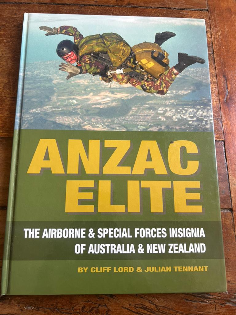 WO2 naslagwerk Commando Airborne emblemen australië KNIL etc, Ophalen of Verzenden, Nederland, Embleem of Badge