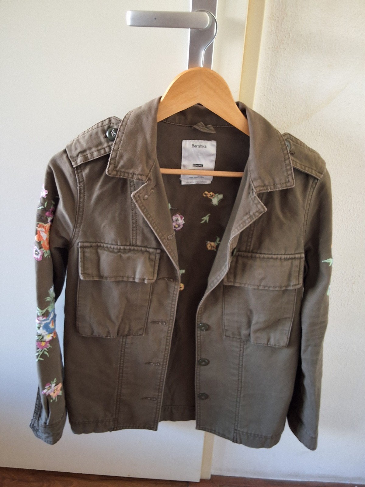 Bershka spijkerjasje met bloemenprint - Maat XS zgan, Zo goed als nieuw, Maat 34 (XS) of kleiner, Groen, Bershka