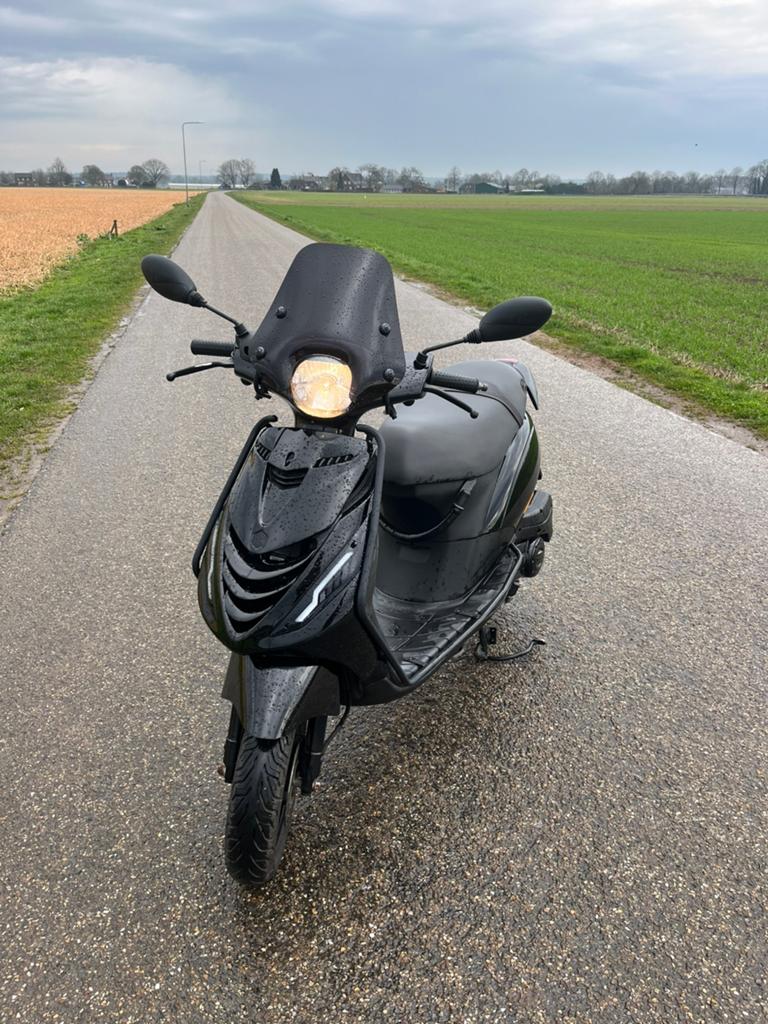 Piaggio Zip E5 zwart 4t 2022 50cc, Fietsen en Brommers, Scooters | Piaggio, Ophalen, Maximaal 45 km/u, Zip, Zo goed als nieuw