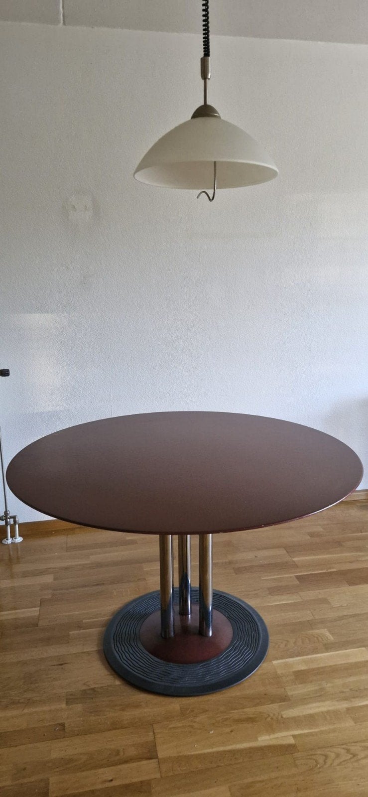 Leolux Ronde eettafel met 4 gratis stoelen, Huis en Inrichting, Overige houtsoorten, Gebruikt, Rond, Tot twee personen