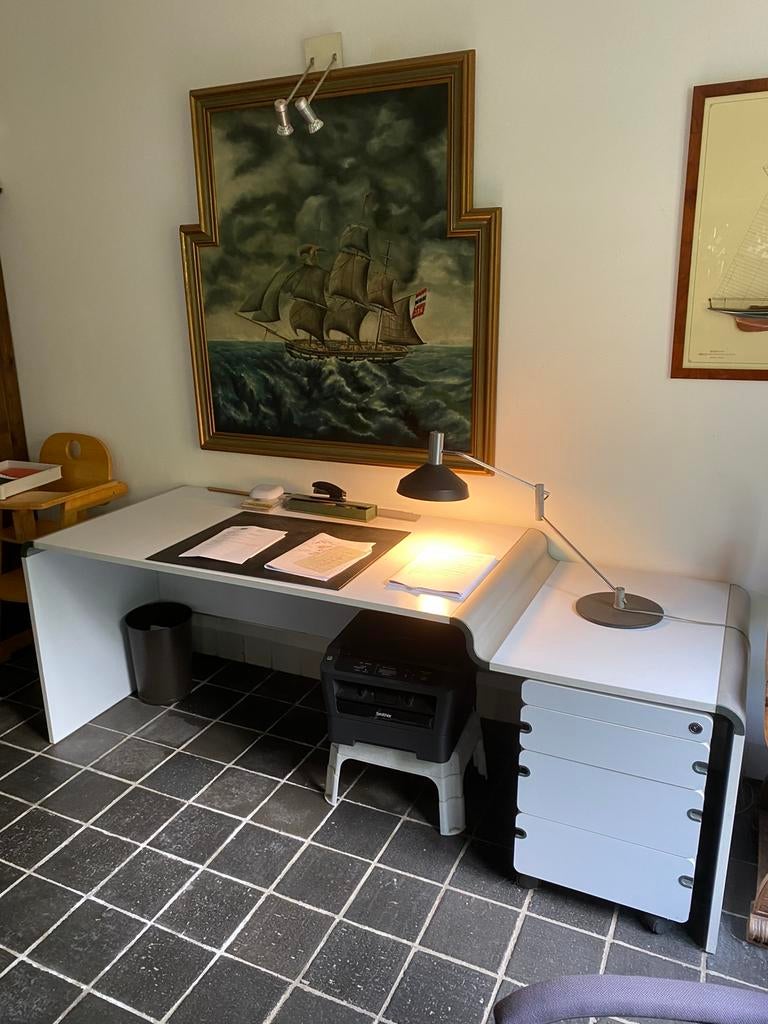 Italiaans design bureau, Ophalen, Zo goed als nieuw, Minder dan 10 m²