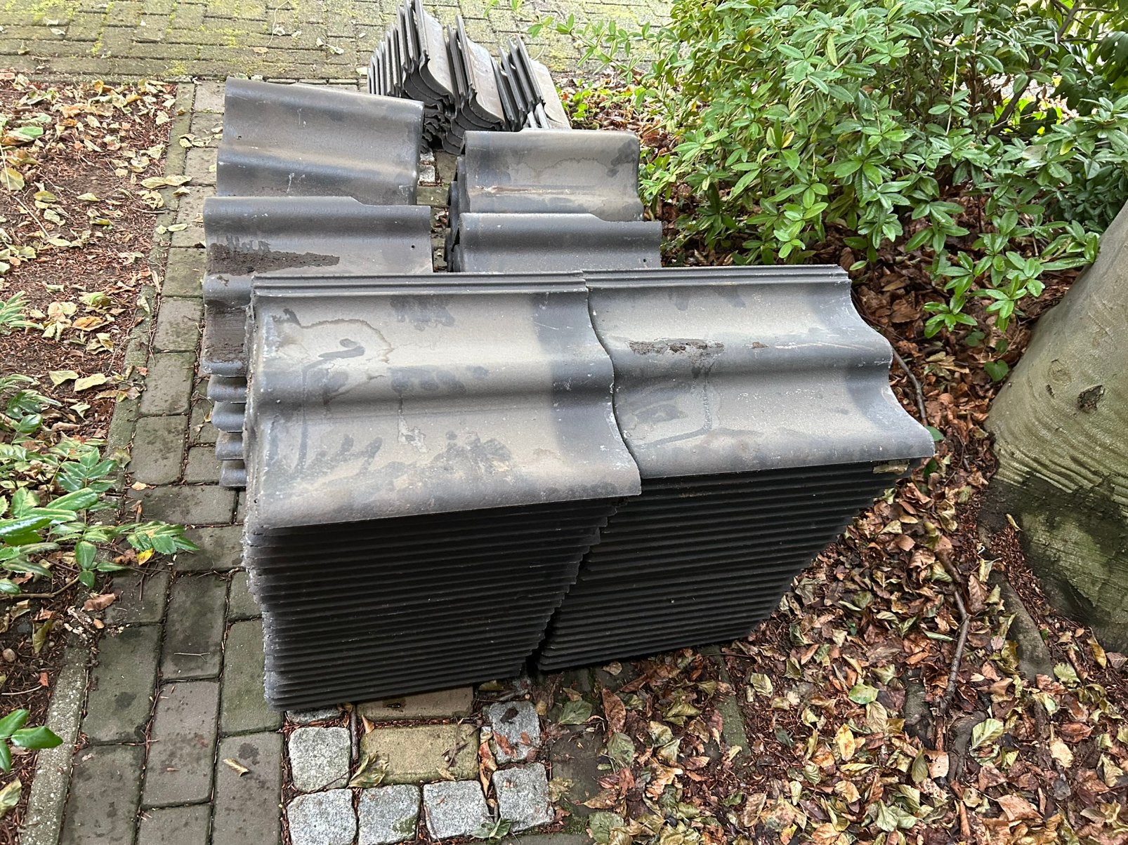 Dakpannen zwart, Doe-het-zelf en Verbouw, Dakpannen en Dakbedekking, Ophalen, Steen of Klei, Zwart, Zo goed als nieuw