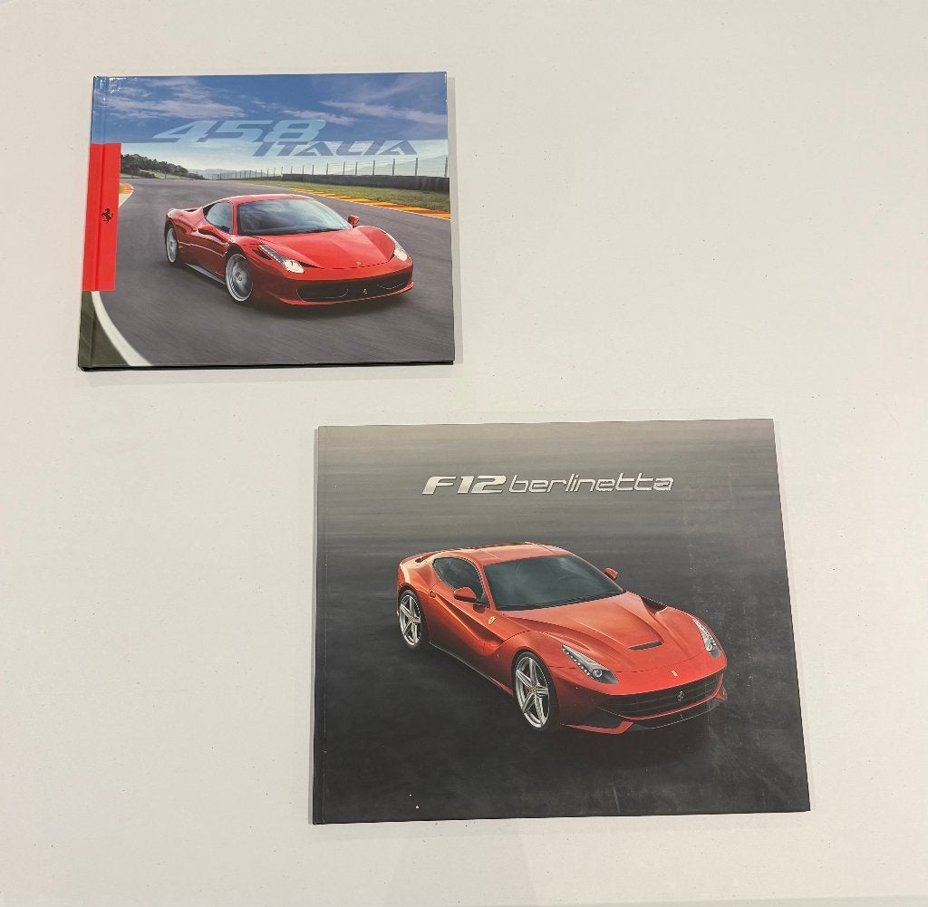Set van 2 Officiële Ferrari Hardcover Dealer Brochures, Ophalen of Verzenden, Zo goed als nieuw, Ferrari