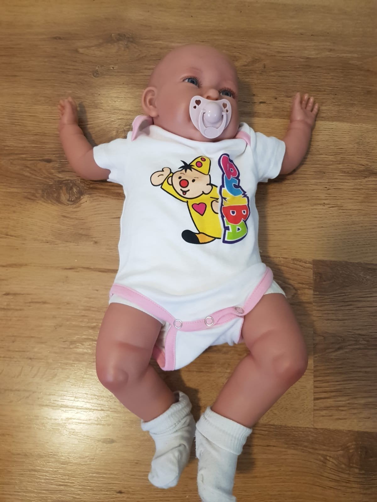Realistische babypop met kleding en speen, Ophalen of Verzenden