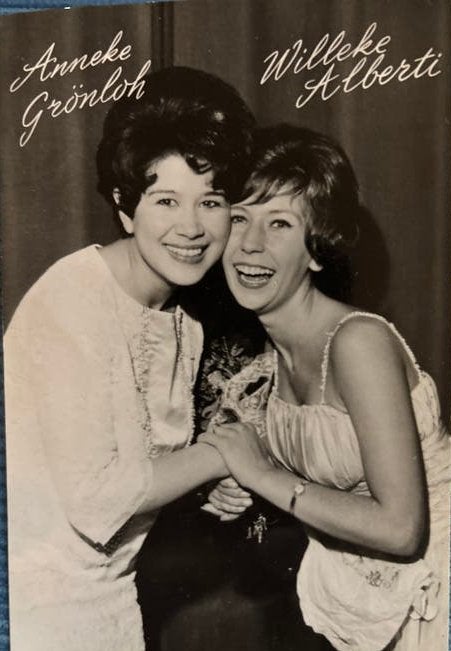 Ansichtkaart Anneke Grönloh en Willeke Alberti (ongelopen), Verzenden, 1960 tot 1980, Ongelopen