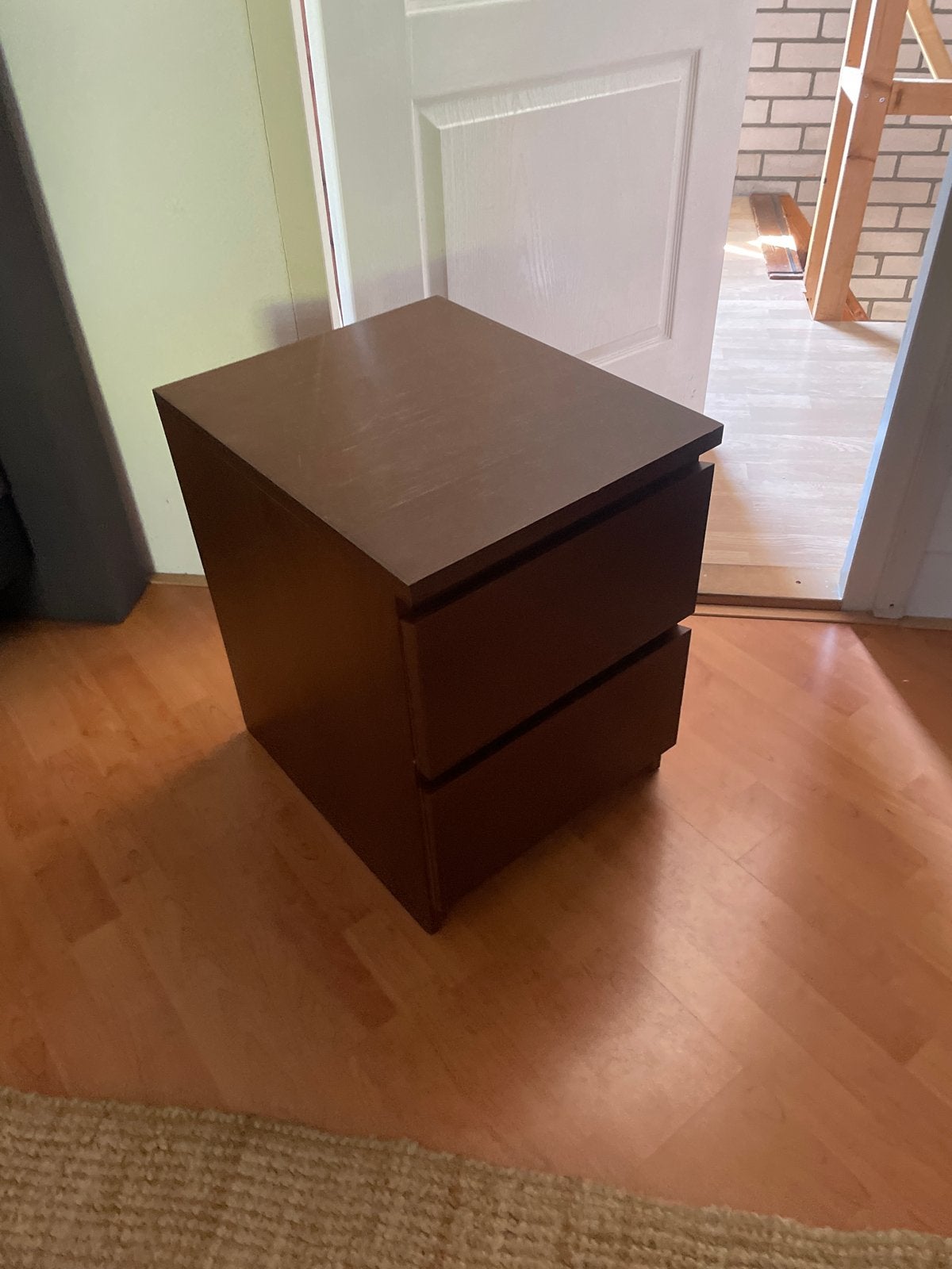 Bruin nachtkastje met 2 laden, Malm ikea, Ophalen, Minder dan 50 cm, Gebruikt, 1 of 2 laden