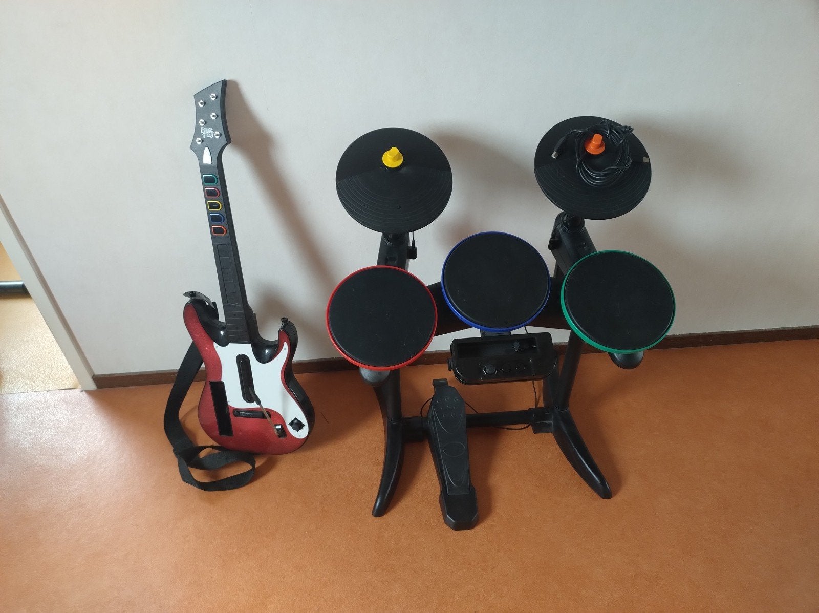 Guitar Hero & Wii Music set met gitaar, drumstel, microfoon, Ophalen, Muziek, Gebruikt, 3 spelers of meer