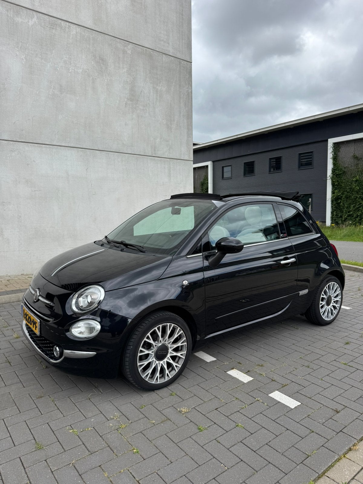 Fiat 500 Cabrio, Voorwielaandrijving, 40 €/maand, Beige, 4 stoelen