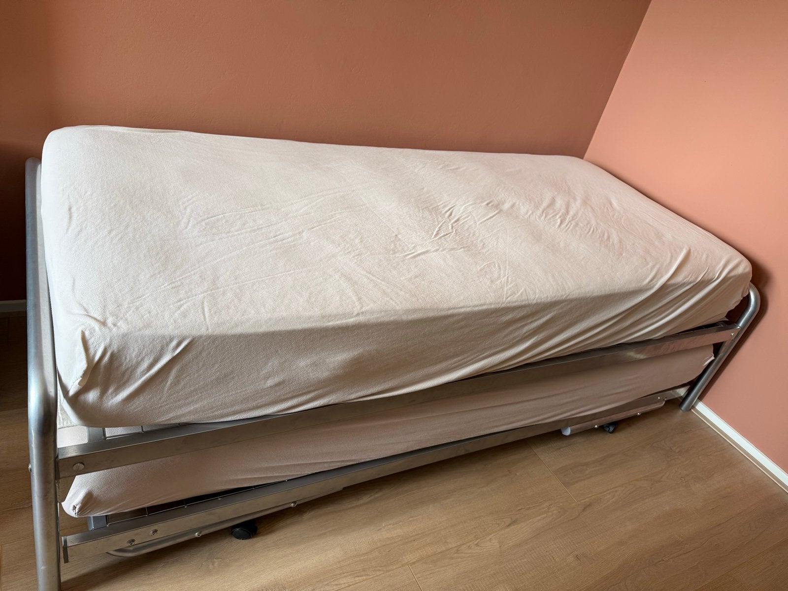 Praktisch uitschuifbaar logeerbed 90x200cm - Zilver metaal, Huis en Inrichting, Ophalen, Gebruikt, 90 cm, Tweepersoons