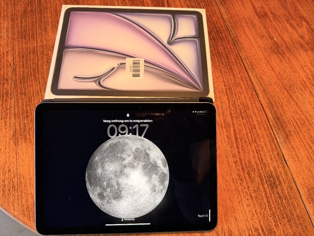 iPad Air M4 128 gb 11 inch met Apple Hoes ALS NIEUW!