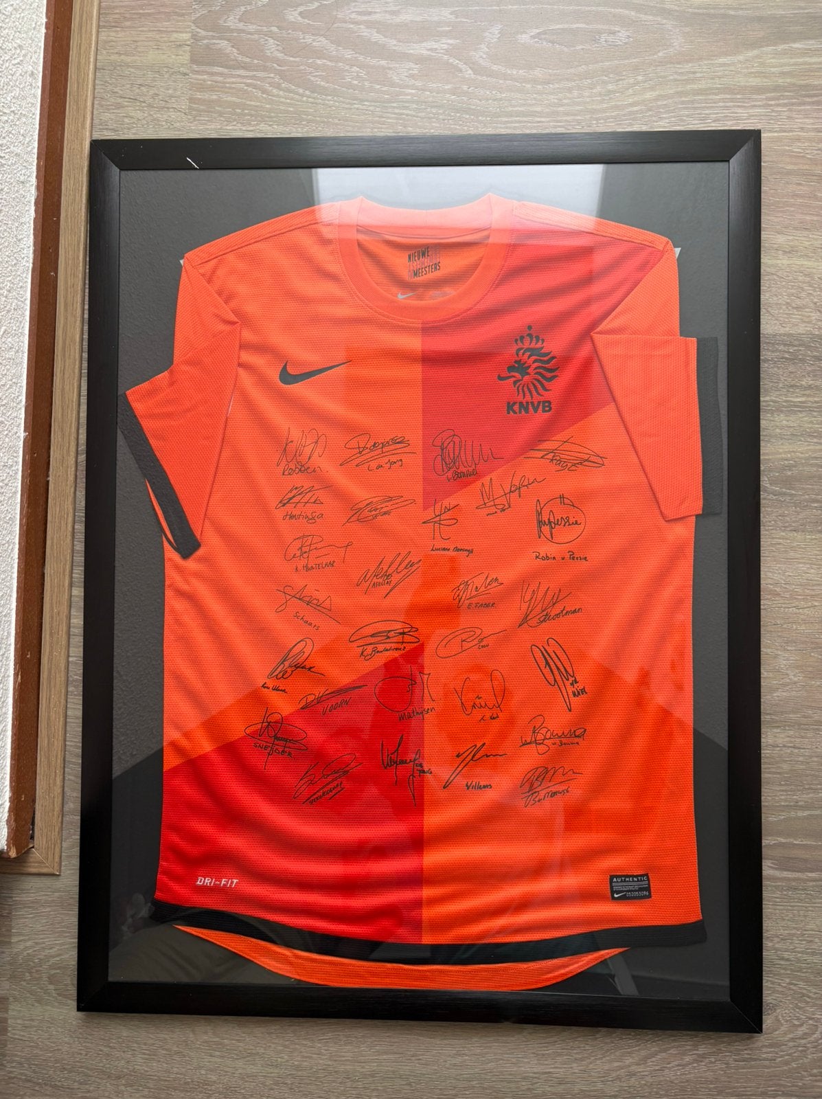 Nederlands elftal voetbalshirt gesigneerd, Verzamelen, Sportartikelen en Voetbal, Ophalen of Verzenden, Zo goed als nieuw, Overige binnenlandse clubs