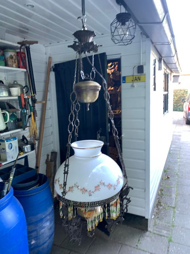 Antieke hanglamp met bloemmotief en kralen, Huis en Inrichting, Lampen | Hanglampen, Ophalen of Verzenden, Gebruikt, Glas, 75 cm of meer