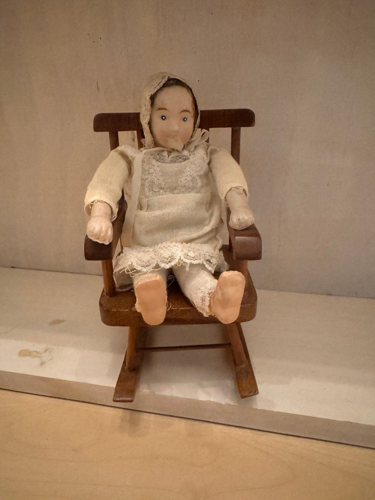 Te koop antieke pop op schommelstoel, Ophalen, Zo goed als nieuw