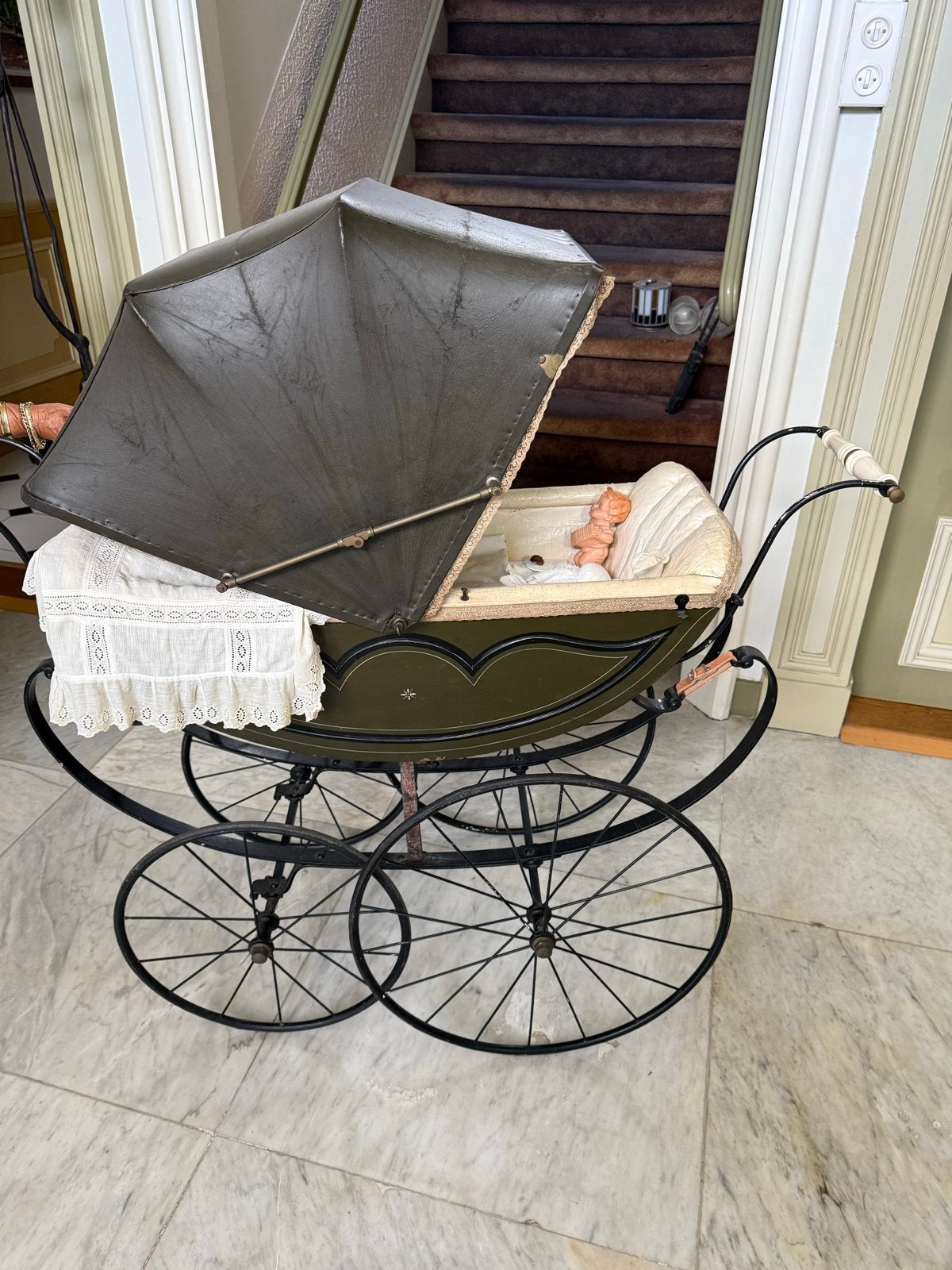 Antieke kinderwagen met omkeerbare kap, Ophalen