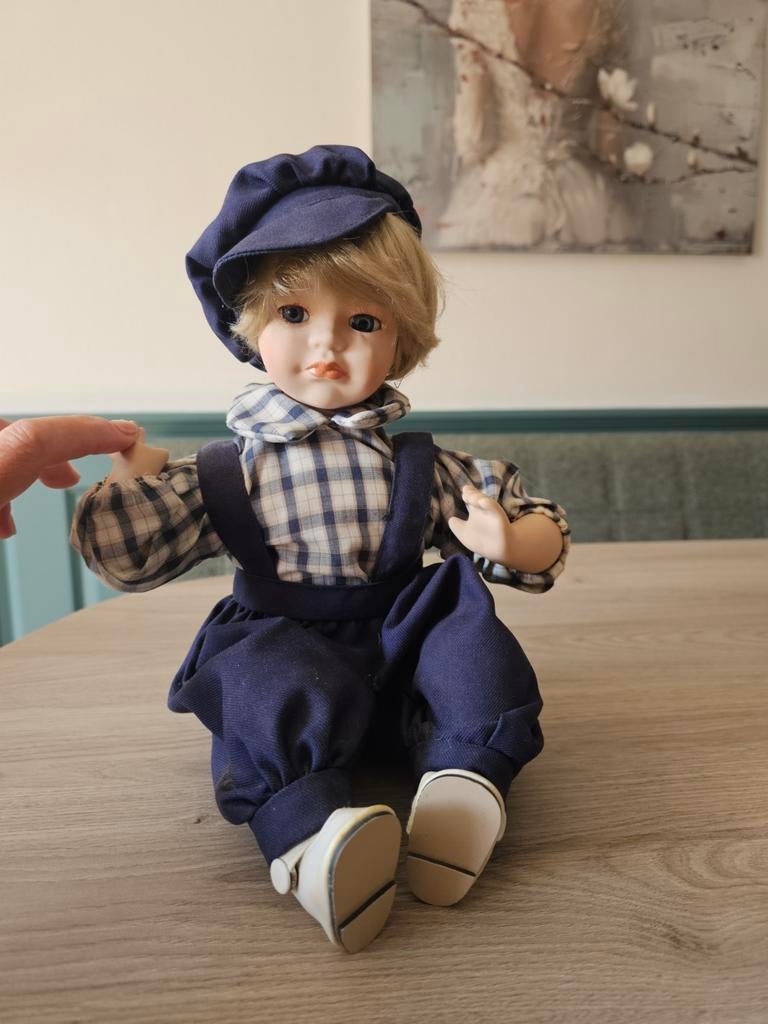 Vintage porseleinen pop jongen in blauw geruite outfit, Ophalen of Verzenden, Zo goed als nieuw, Overige typen