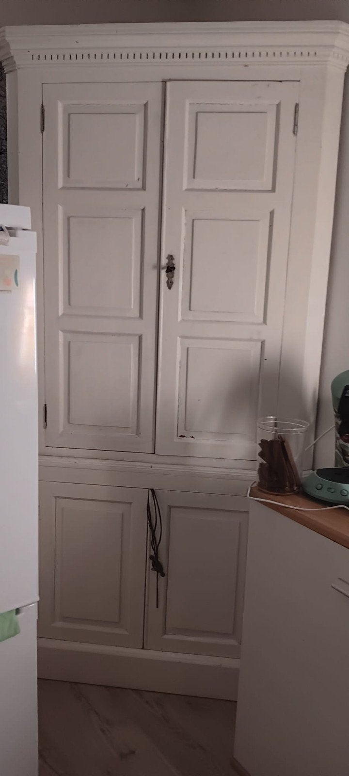 Witte hoekkast met paneeldeuren, Ophalen