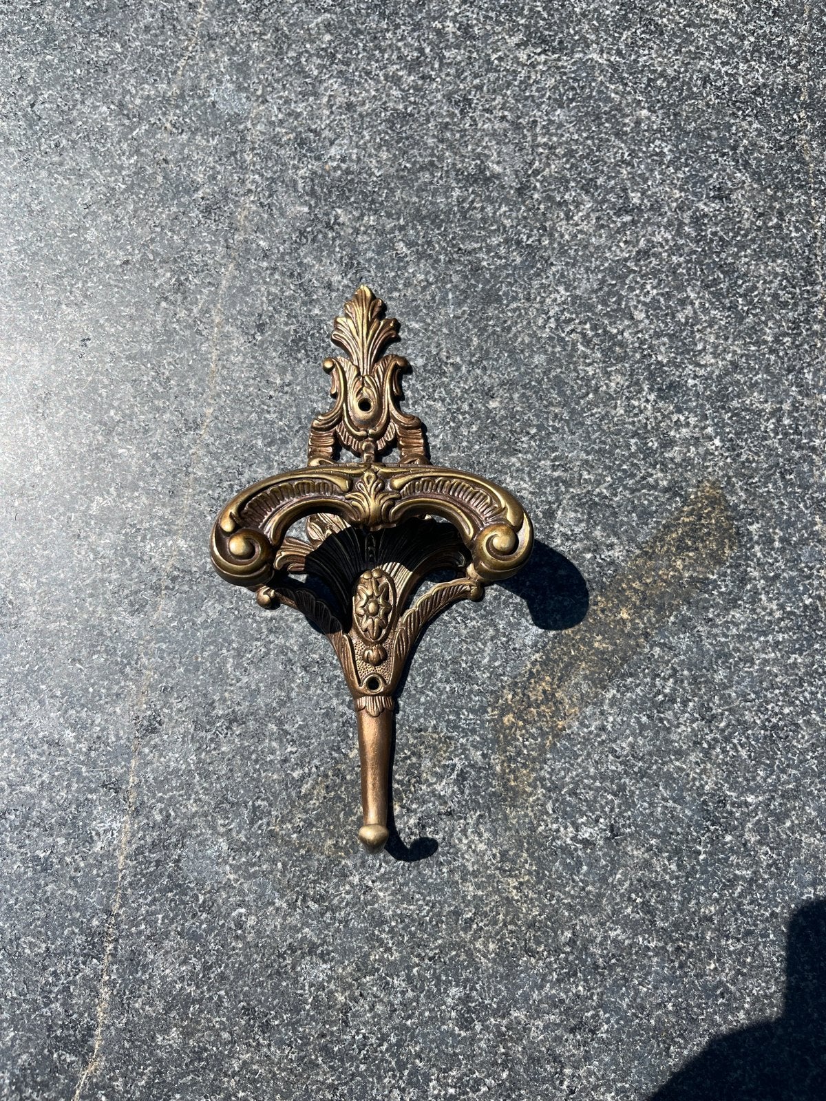 Antieke bronzen kapstokhaak met sierlijke details, Ophalen of Verzenden