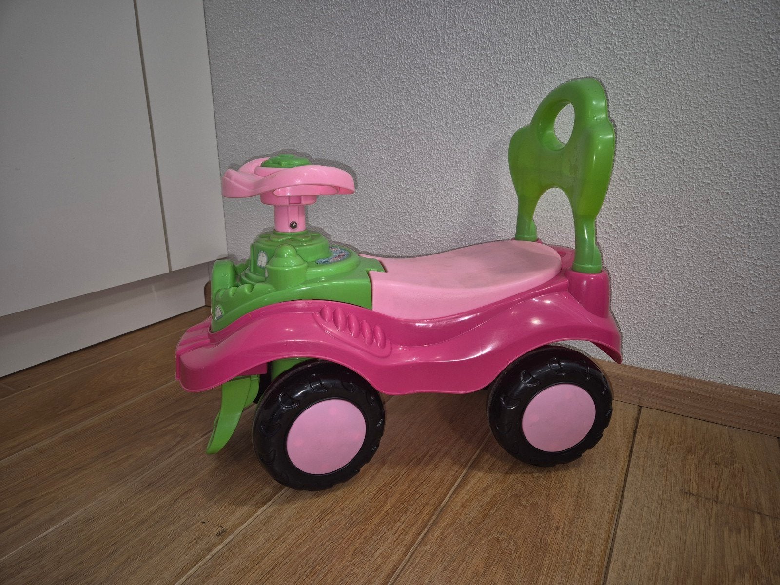 Loopauto / Ride-on Happy Castle – roze/groen, Ophalen, Gebruikt, Loopvoertuig
