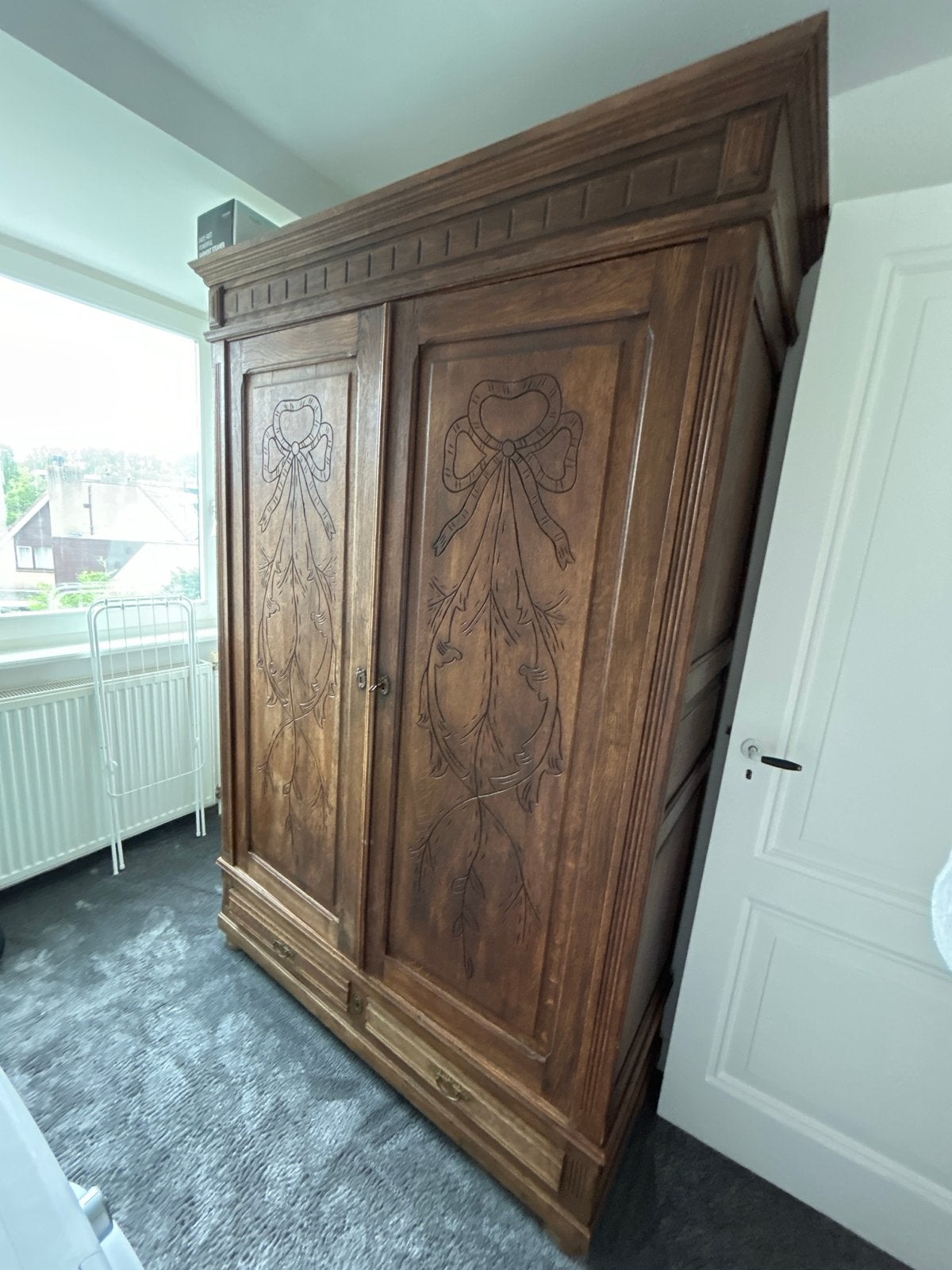 Antieke houten kledingkast met sierlijk houtsnijwerk, Ophalen