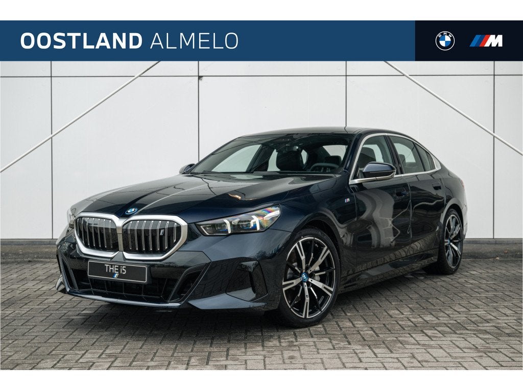 BMW i5 eDrive40 M Sport / Panoramadak / Trekhaak / Parking A