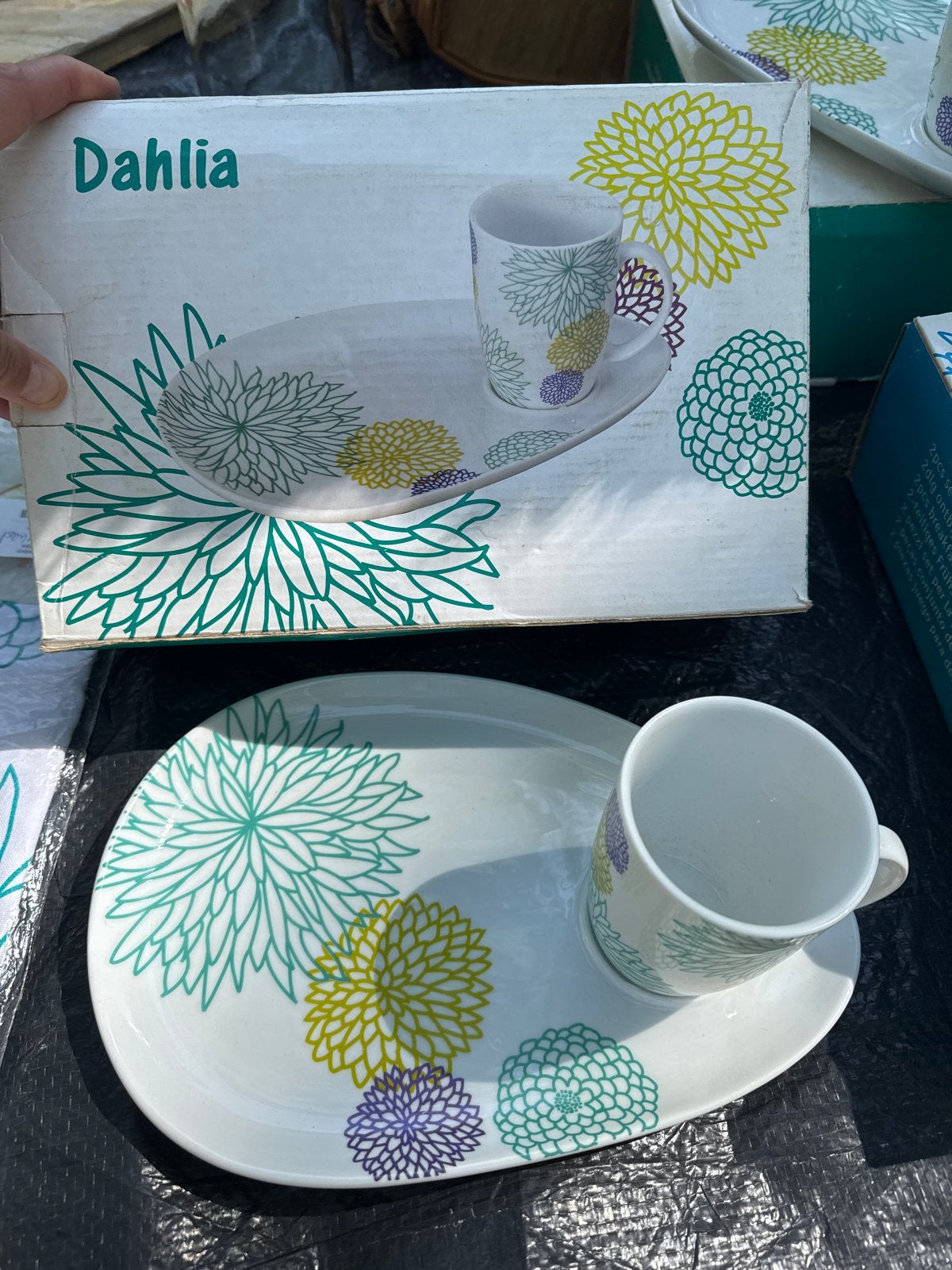 Dahlia Porseleinen Ontbijtset: 6 Mokken, 6 Borden & Tafelkle, Ophalen, Nieuw, Porselein, Compleet servies