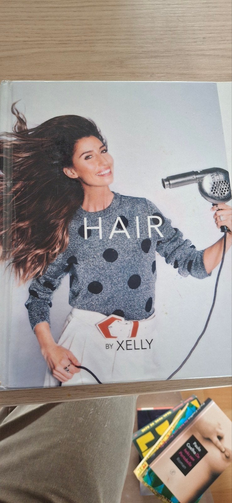 Hair by Xelly - Haarverzorging en styling boek, Ophalen of Verzenden, Zo goed als nieuw