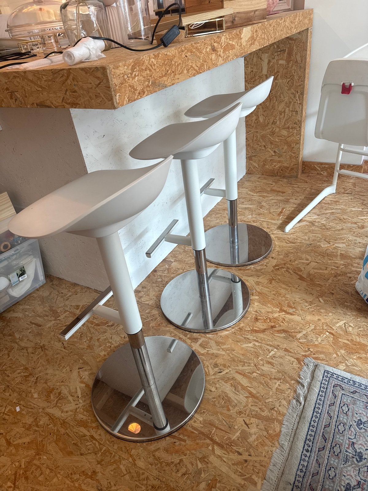 1 IKEA JANINGE barkruk wit, in hoogte verstelbaar, Ophalen, Kunststof, Gebruikt, In hoogte verstelbaar