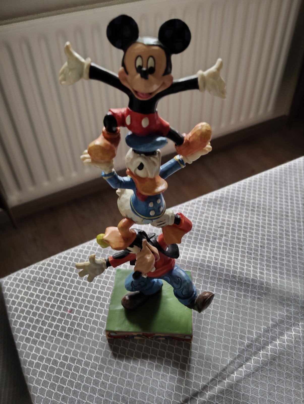 Disney Traditions Teetering Tower Mickey Donald Goofy Beeld, Ophalen of Verzenden, Mickey Mouse, Zo goed als nieuw, Beeldje of Figuurtje