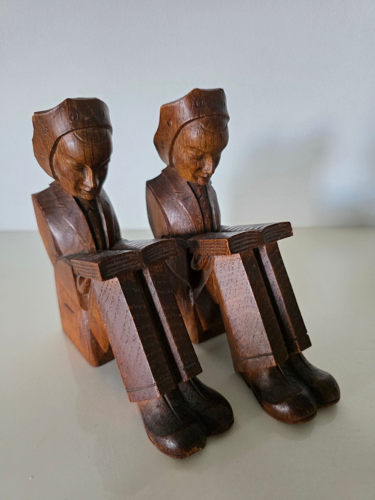 Amsterdamse school houtgestoken boekensteunen lezende mannen, Antiek en Kunst, Houtsnijwerk, Minder dan 20 cm, Art deco, Ophalen of Verzenden