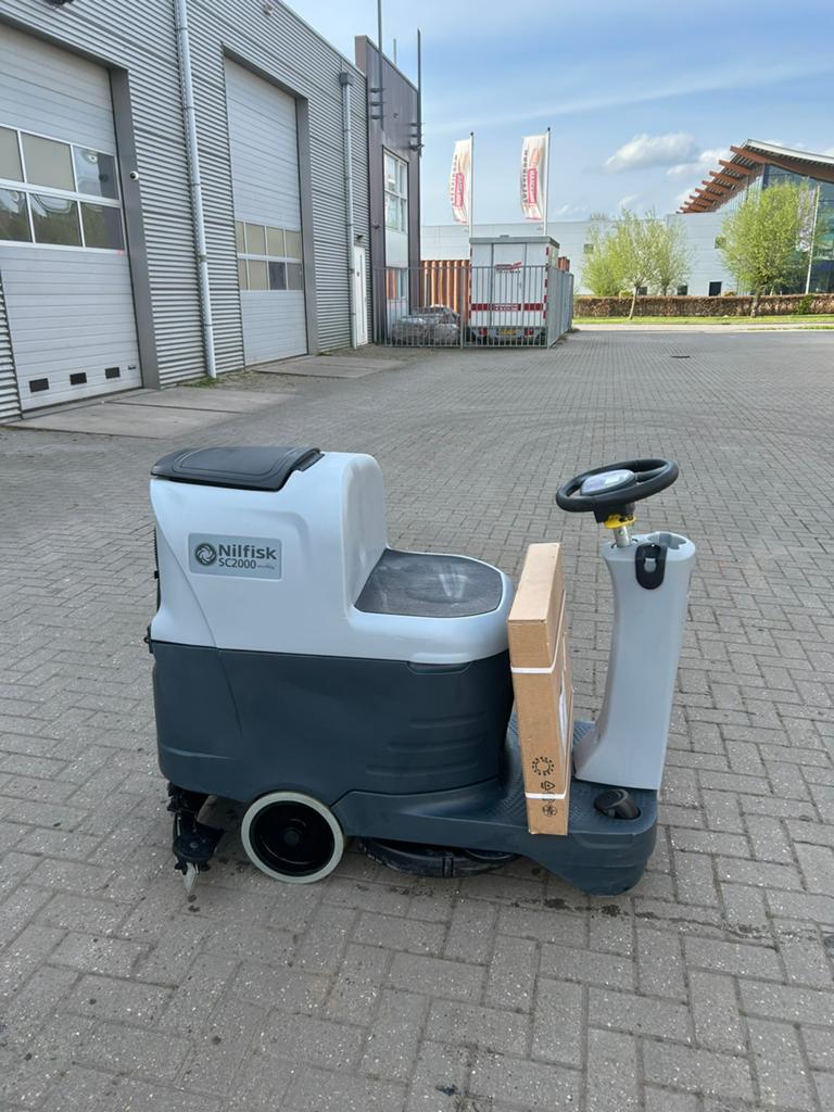 Schrobmachine Nilfisk SC 2000 NIEUWE ACCU,S, Doe-het-zelf en Verbouw, Reinigingsmachines, Ophalen of Verzenden, Zo goed als nieuw