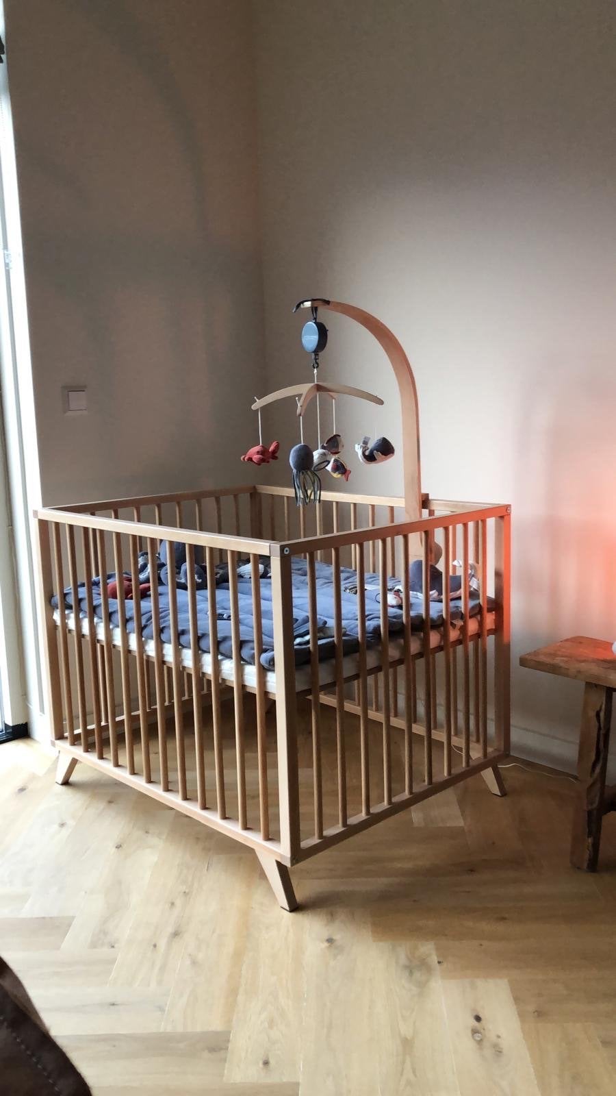 Houten box ledikant, Little Dutch Ocean muziekmobiel, kleed, Ophalen, Zo goed als nieuw, Ledikant