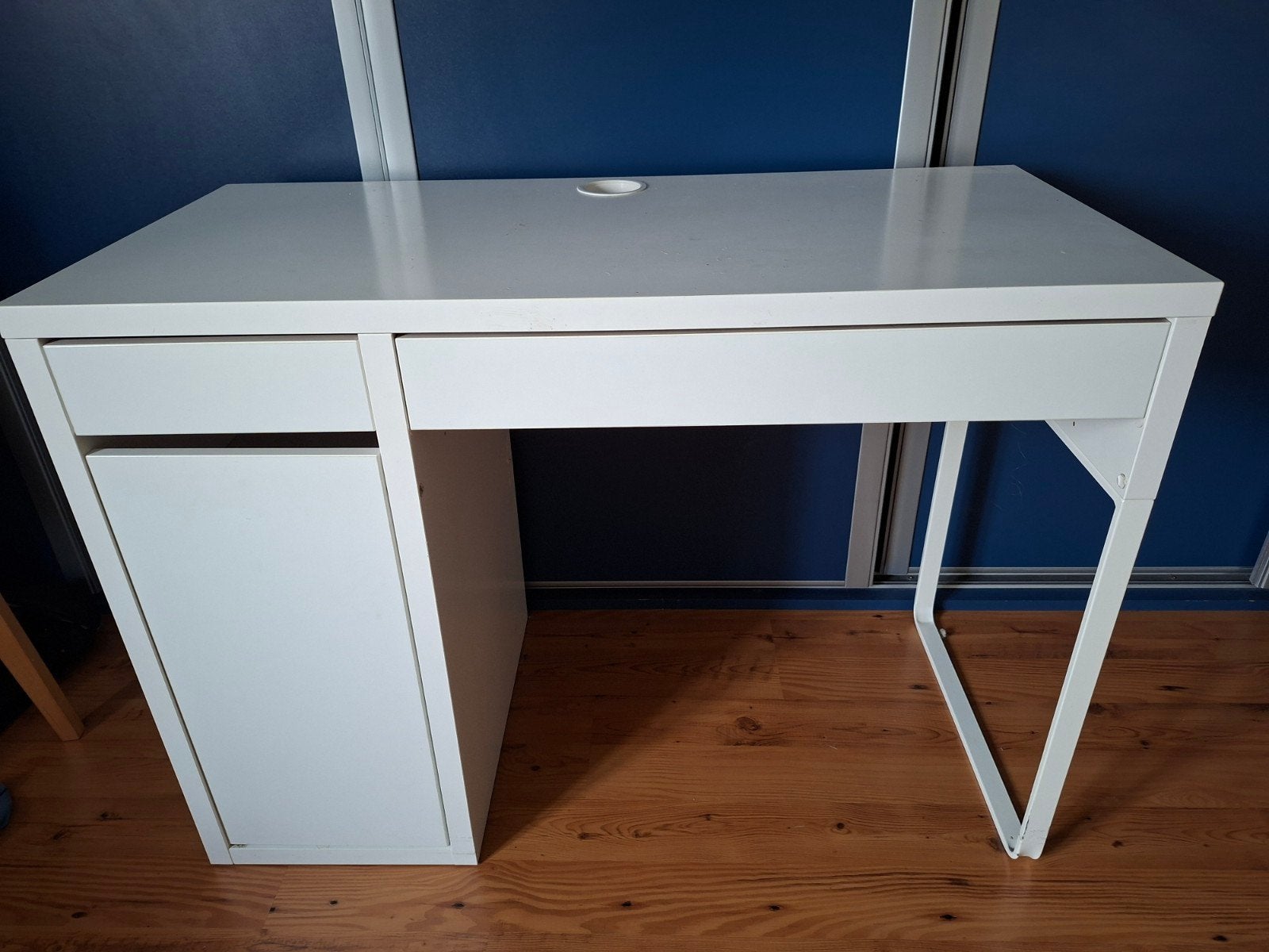 Ikea Micke bureaus, - nette staat, wit, Huis en Inrichting, Bureaus, IKEA, Spaanplaat of MDF, Wit, Demontabel, Kabelgoot, Met lades