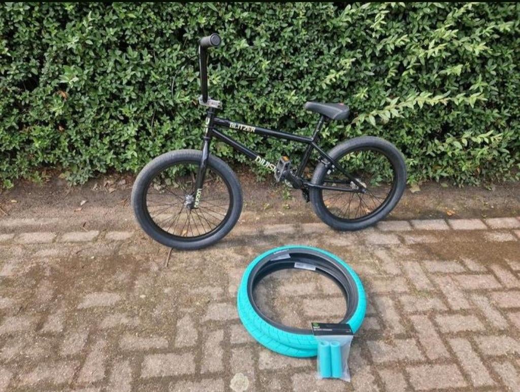 Cult BMX met lichtblauwe banden en pegs, Fietsen en Brommers, Fietsen | Crossfietsen en BMX, Ophalen of Verzenden, Nieuw, Cult