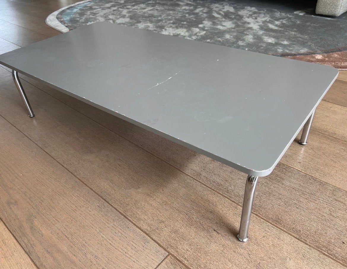 Grijze salontafel pode shift van leolux met metalen poten, Huis en Inrichting, Gebruikt, 50 tot 100 cm, Metaal, 50 tot 100 cm