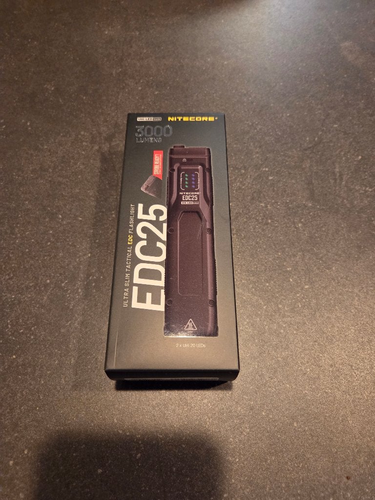Nitecore EDC25 zaklamp 3000 Lumen, Ophalen of Verzenden, Nieuw, Batterij