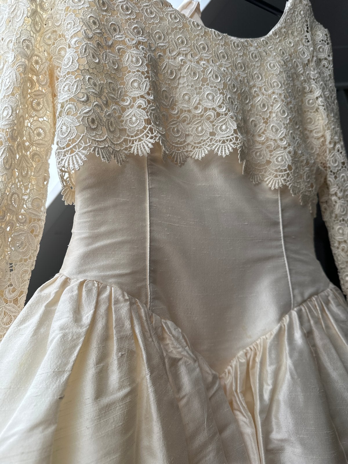 Elegante zijde Trouwjurk Maat 36 met Kant en Sluier, Ophalen, Zo goed als nieuw, Overige kleuren, Trouwjurk