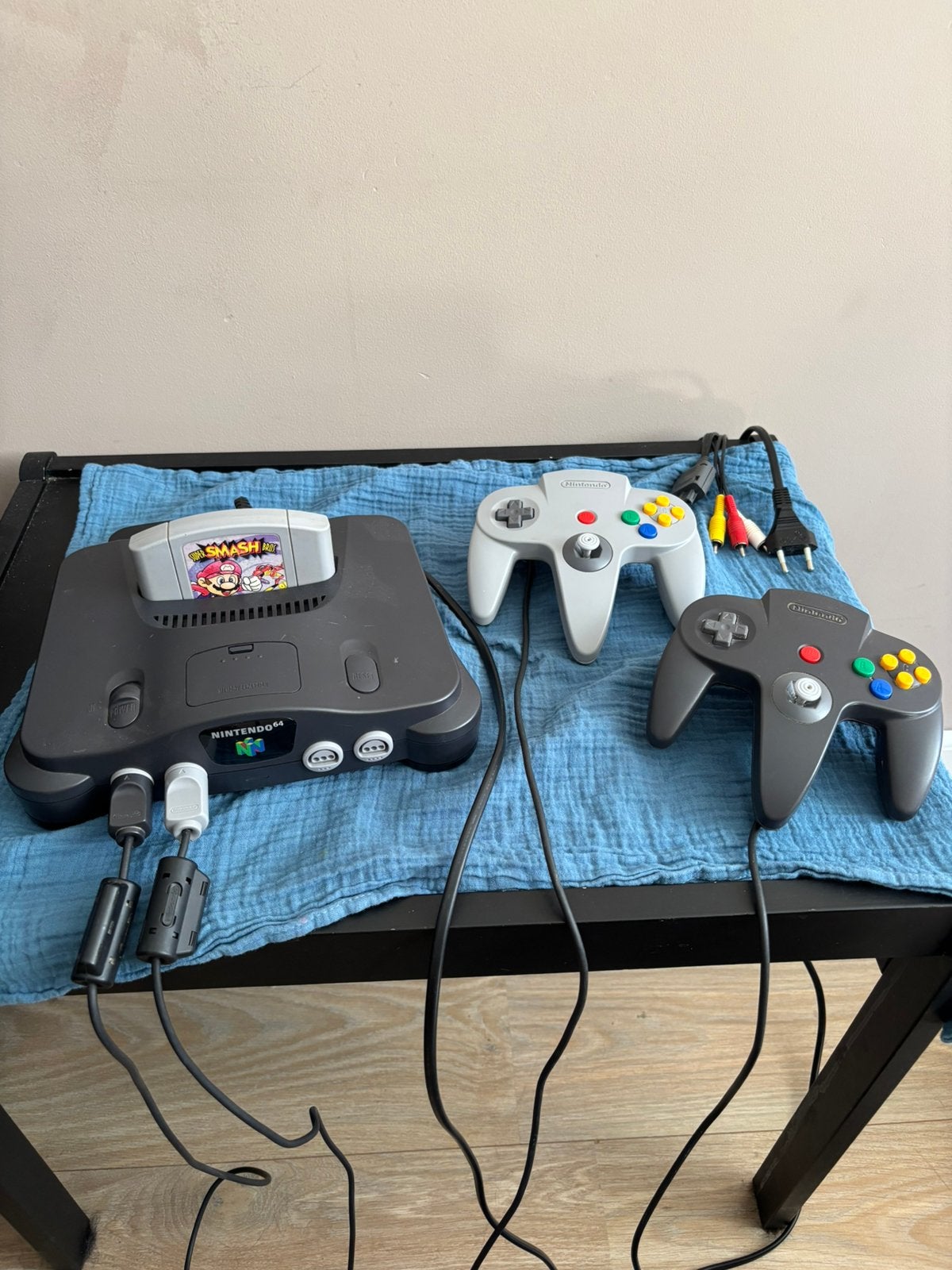 Nintendo 64 inclusief extra’s, Spelcomputers en Games, Spelcomputers | Nintendo 64, Ophalen of Verzenden, Zo goed als nieuw, Met 2 controllers