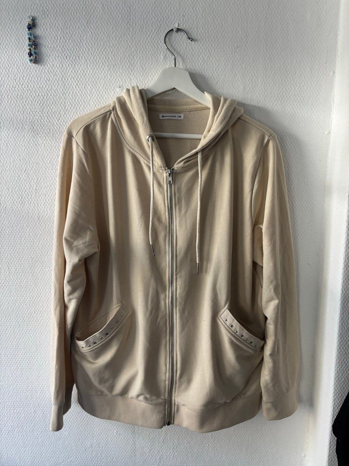 Beige hoodie met rits en studs - Maat M, Kleding | Dames, Ophalen of Verzenden, Gedragen, Maat 38/40 (M), Beige