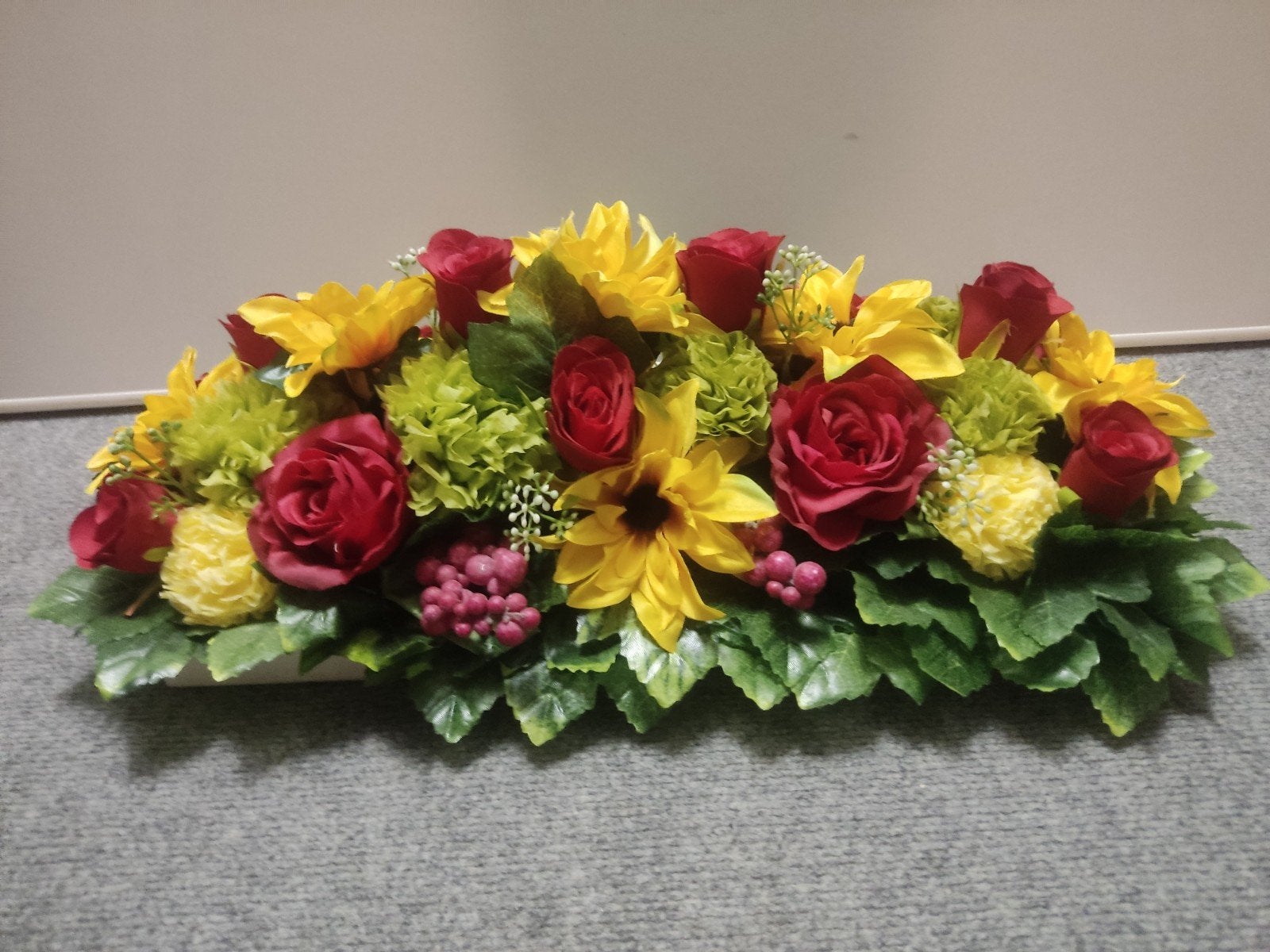 Prachtig kunstbloemstuk met rode rozen en gele zonnebloemen, Binnen, Ophalen of Verzenden, Rondom opgemaakt, Meerkleurig