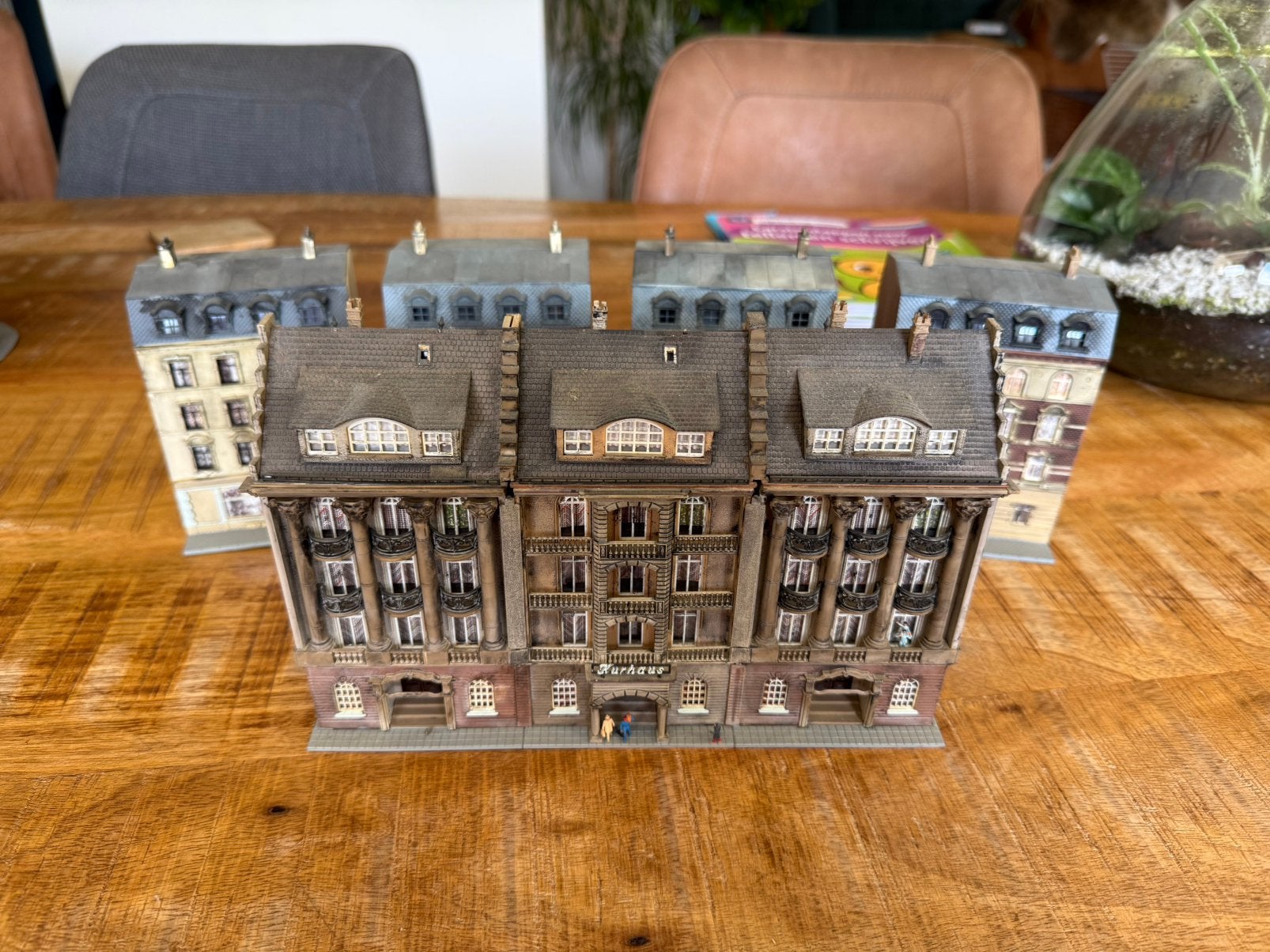 N spoor Kurhaus en 4 losse stadshuizen, Hobby en Vrije tijd, Modeltreinen | N-Spoor, Zo goed als nieuw, Brug, Tunnel of Gebouw