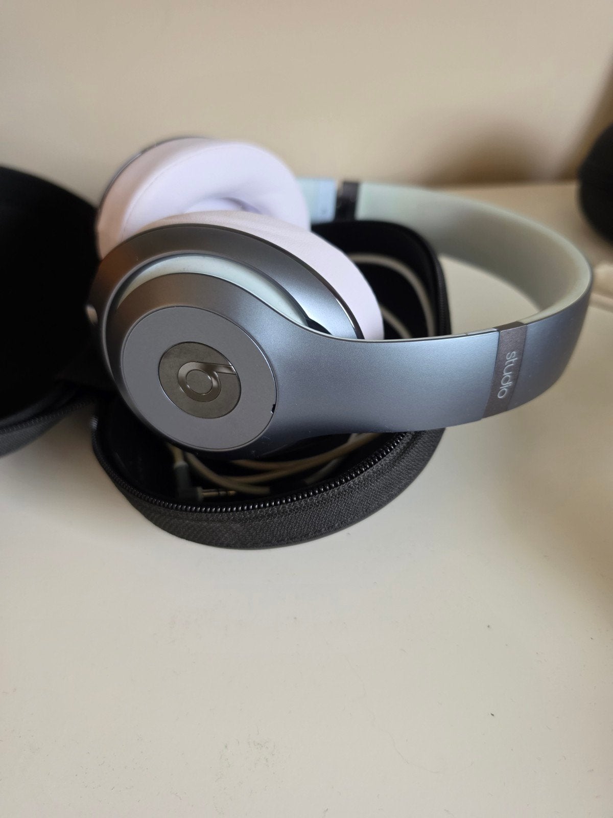 Beats Studio Bedrade Koptelefoon - Grijs/Wit, Audio, Tv en Foto, Koptelefoons, Gebruikt, Over-ear, Beats, Grijs, Draagtas/etui