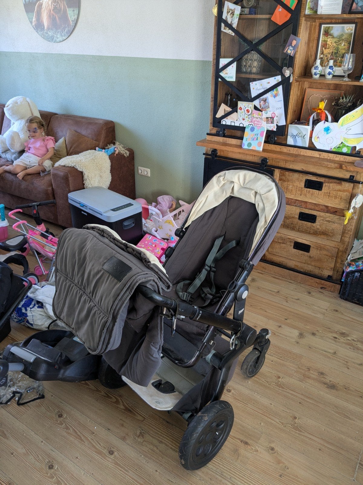 Complete kinderwagen met accessoires - Zo goed als gebruiks, Kinderen en Baby's, Kinderwagens en Combinaties, Ophalen, Zo goed als nieuw