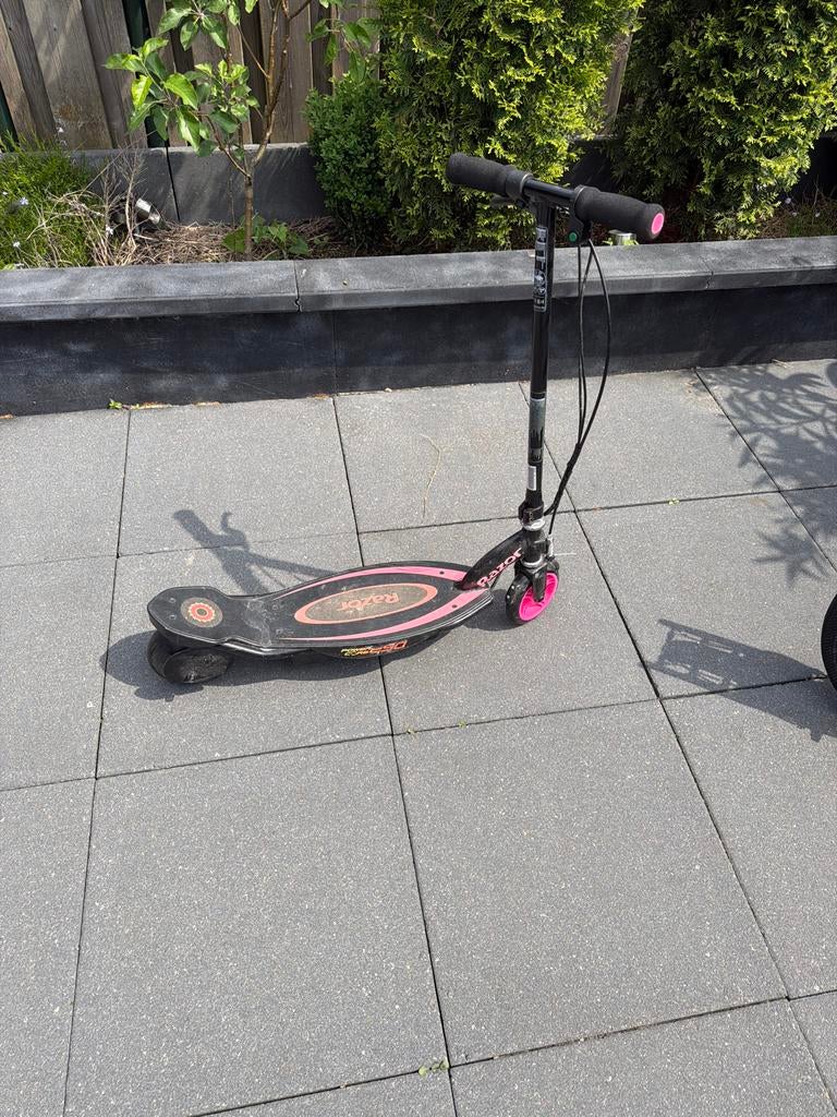 Razor Power Core E90 elektrische step - Zwart/Roze, Fietsen en Brommers, Steps, Ophalen of Verzenden, Zo goed als nieuw, Elektrische step (E-scooter)