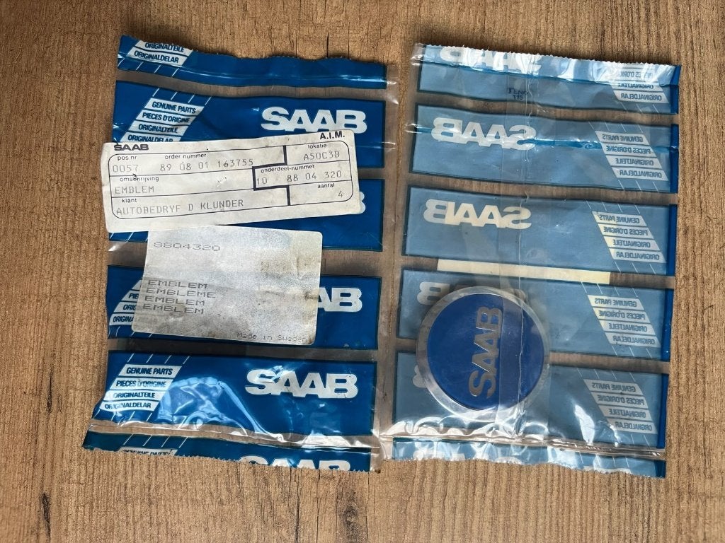Saab embleem zijkant onderdeelnummer: 8804320, Ophalen, Nieuw, Saab