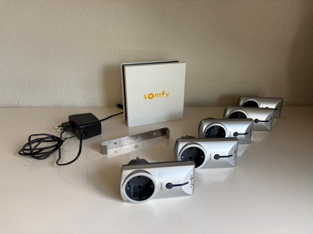 Somfy TaHoma Classicbox met 5 slimme stopcontacten, Doe-het-zelf en Verbouw, Elektra en Kabels, Ophalen, Gebruikt, Stopcontact