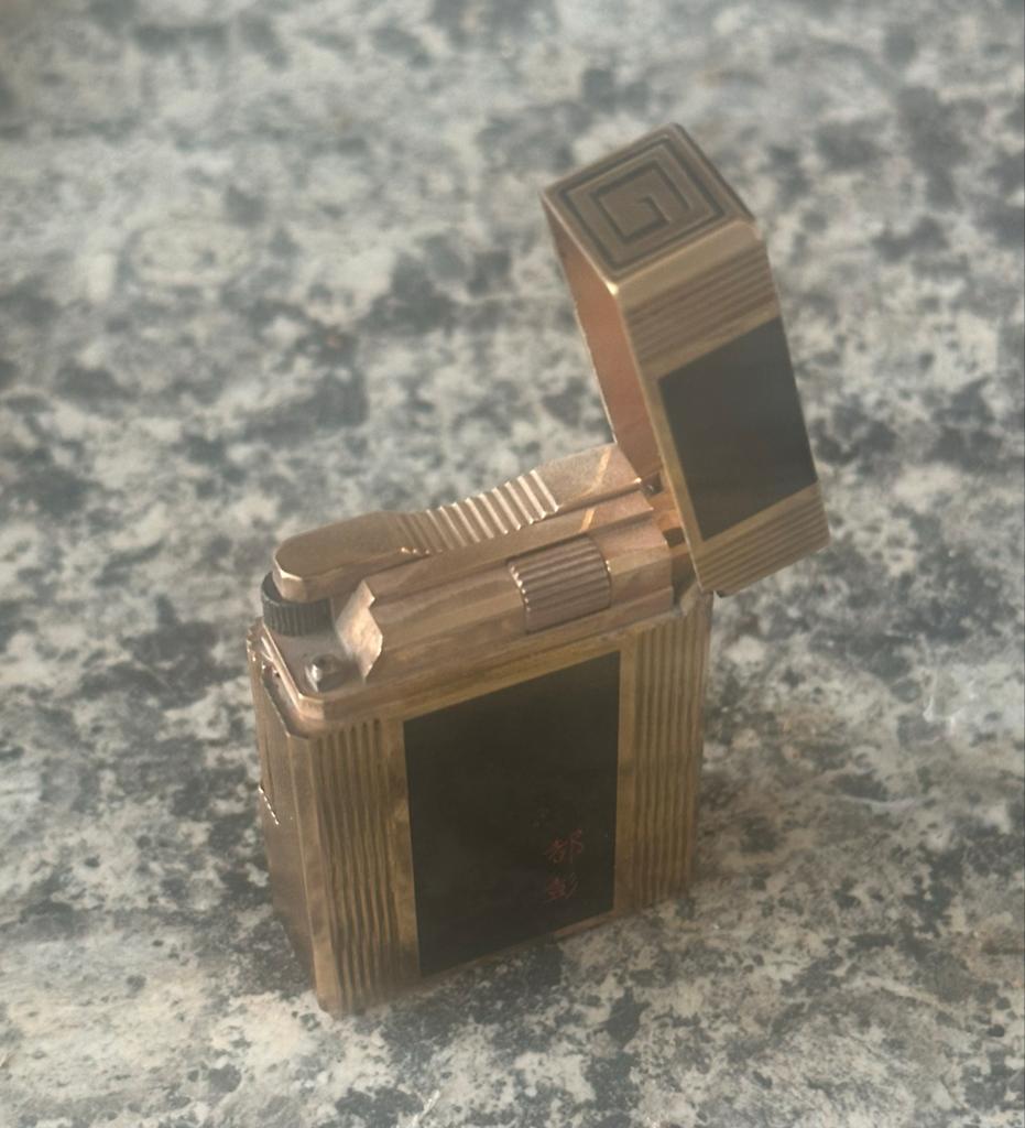 Vintage Dupont Aansteker in Chinese Lak met Beschermhoes, Sieraden, Tassen en Uiterlijk, Manchetknopen, Ophalen of Verzenden, Zo goed als nieuw