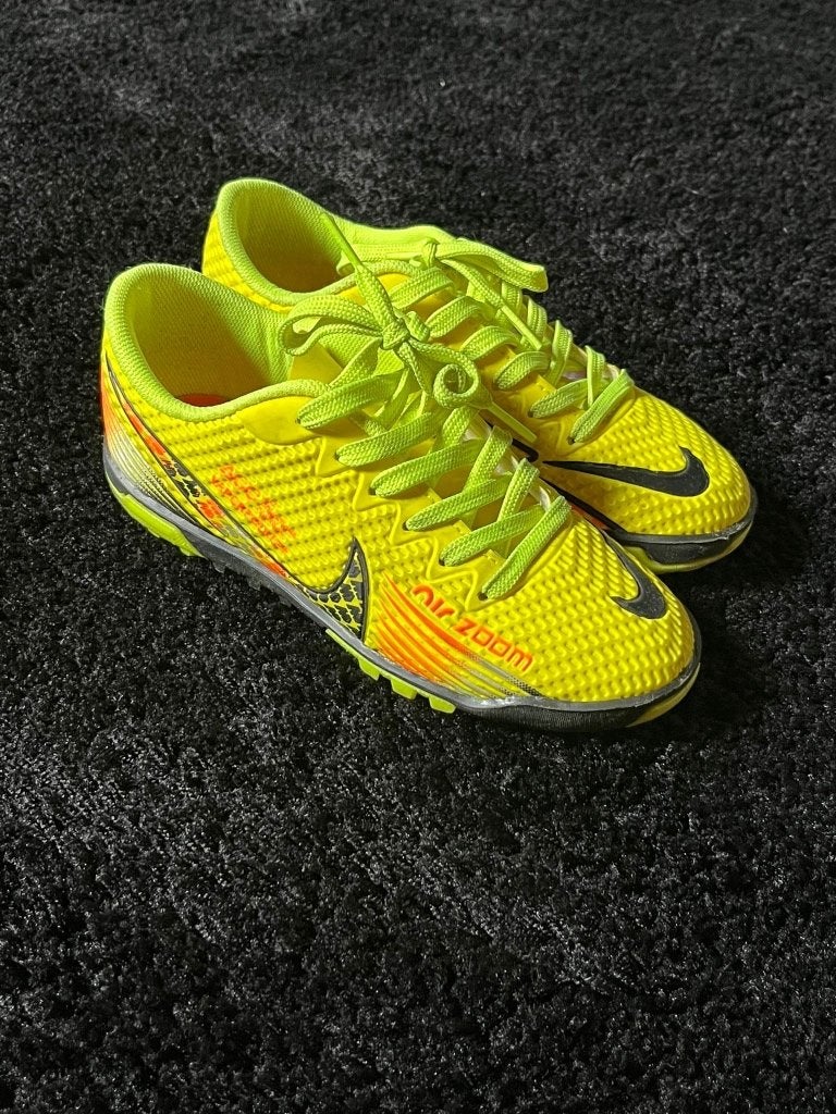 Zaal voetbalschoenen Nike maat 34, Maat XS of kleiner, Ophalen, Zo goed als nieuw, Schoenen